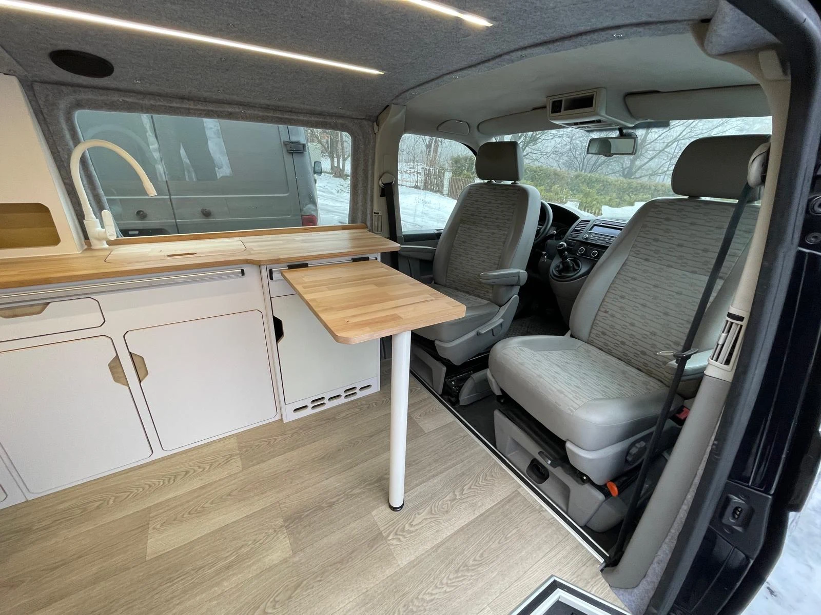 VW Transporter – weißer Innenraum — Ausbau-Foto 3