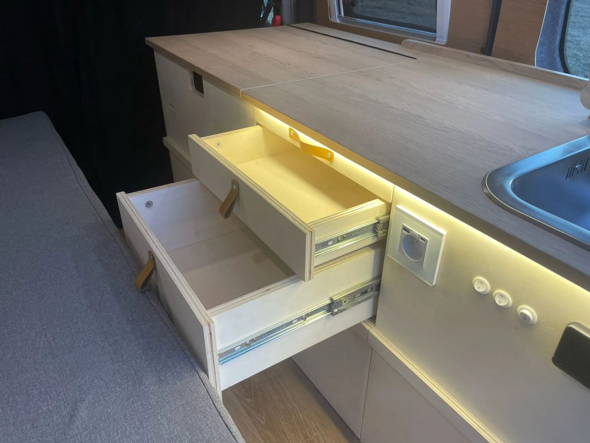 Ford Transit Connect SWB — zdjęcie zabudowy 7