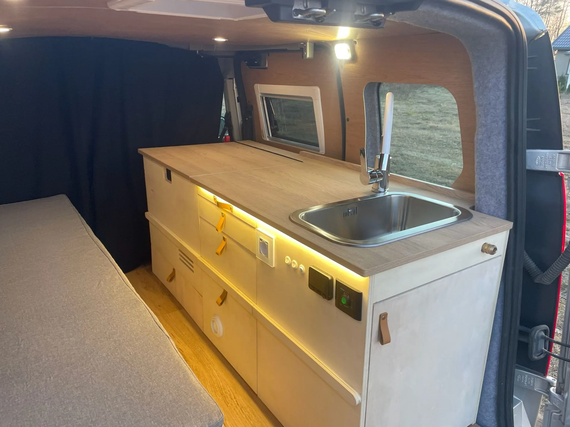 Ford Transit Connect SWB — zdjęcie zabudowy 5