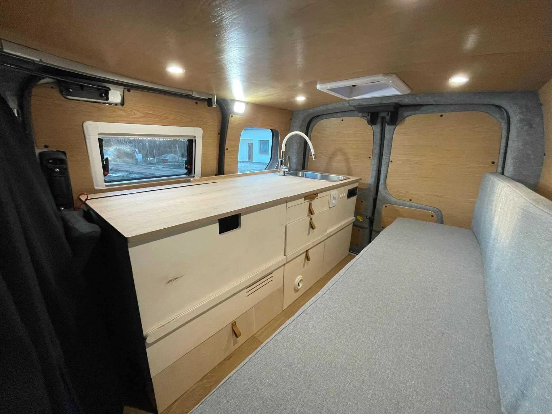 Ford Transit Connect SWB — zdjęcie zabudowy 4