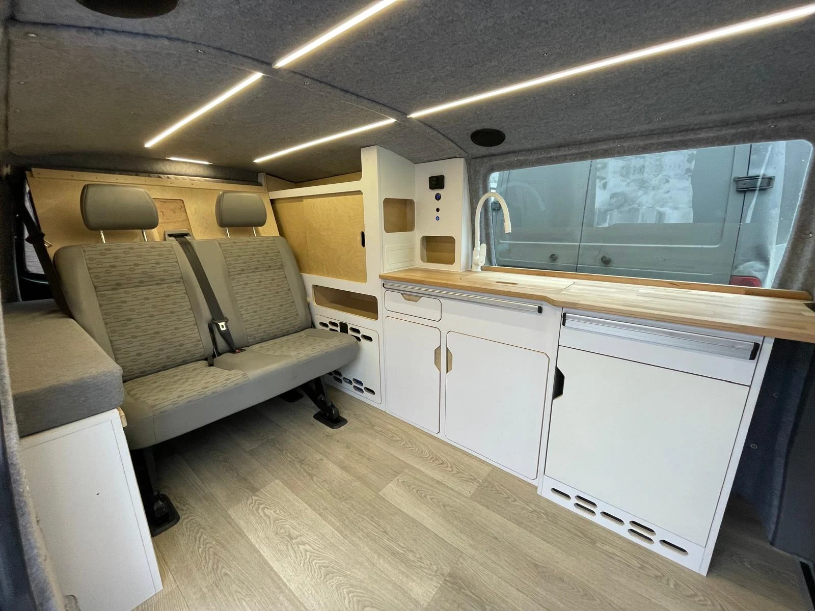 VW Transporter – weißer Innenraum