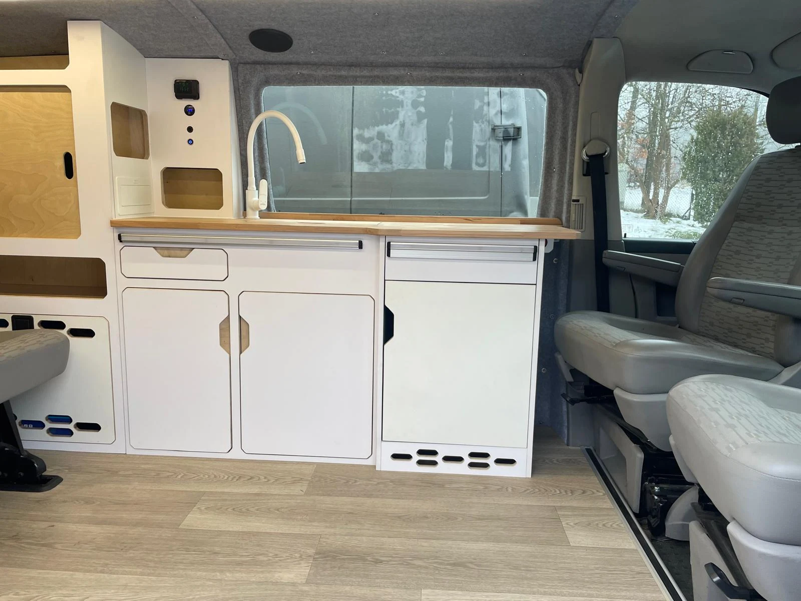 VW Transporter – weißer Innenraum — Ausbau-Foto 4
