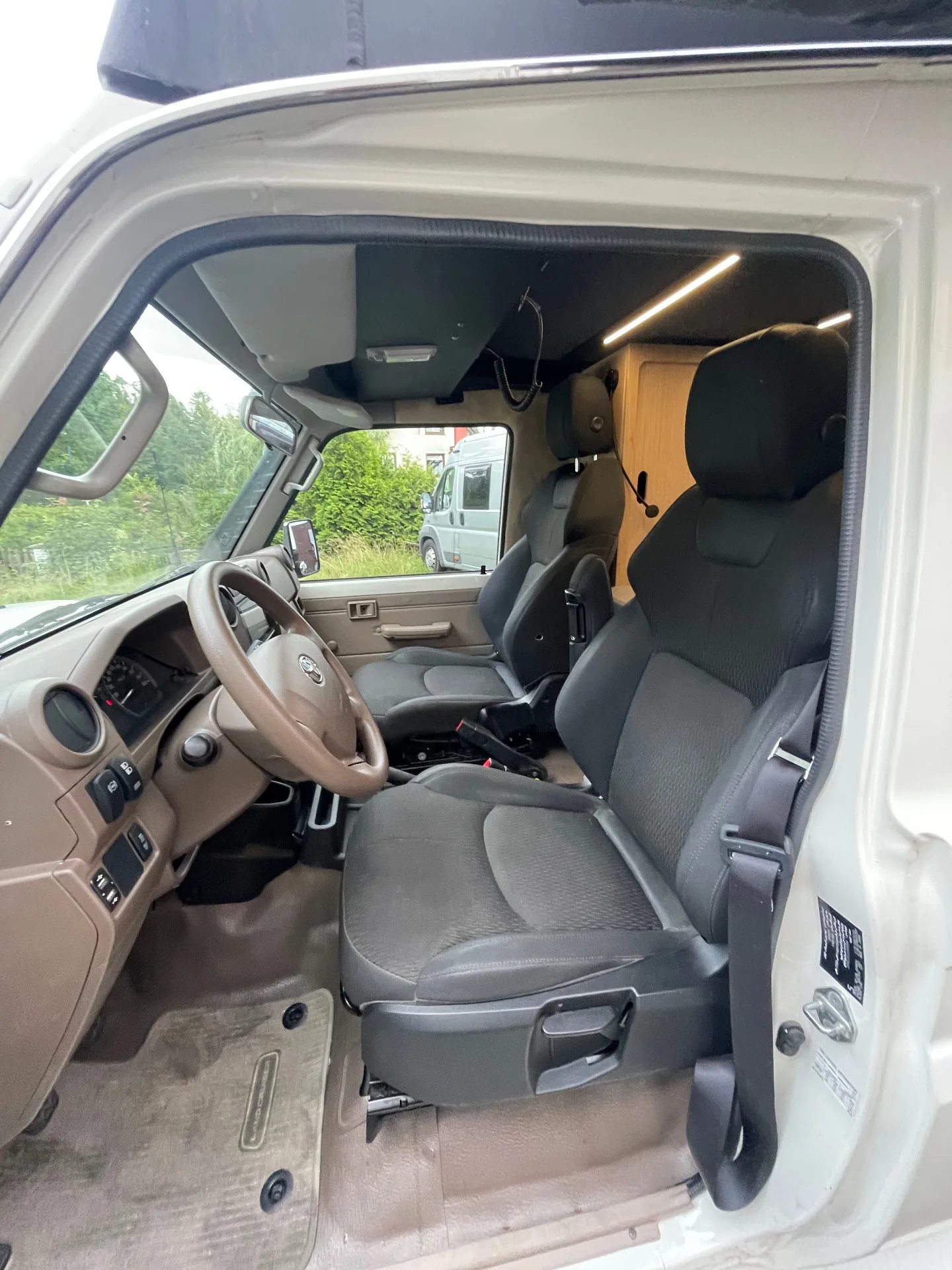 Toyota Land Cruiser 76 — Ausbau-Foto 8