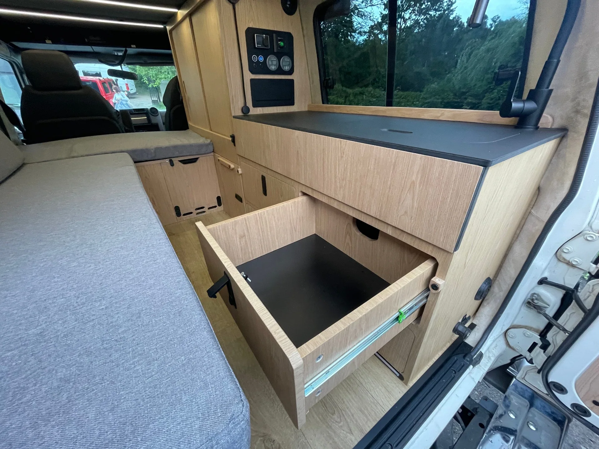 Toyota Land Cruiser 76 — Ausbau-Foto 3
