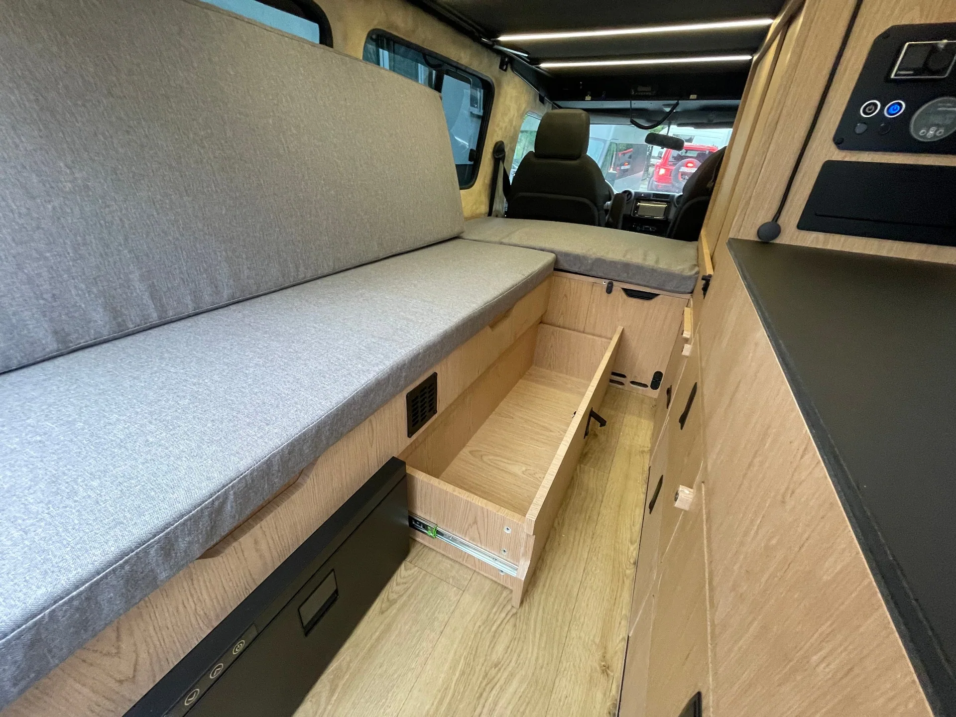 Toyota Land Cruiser 76 — Ausbau-Foto 9