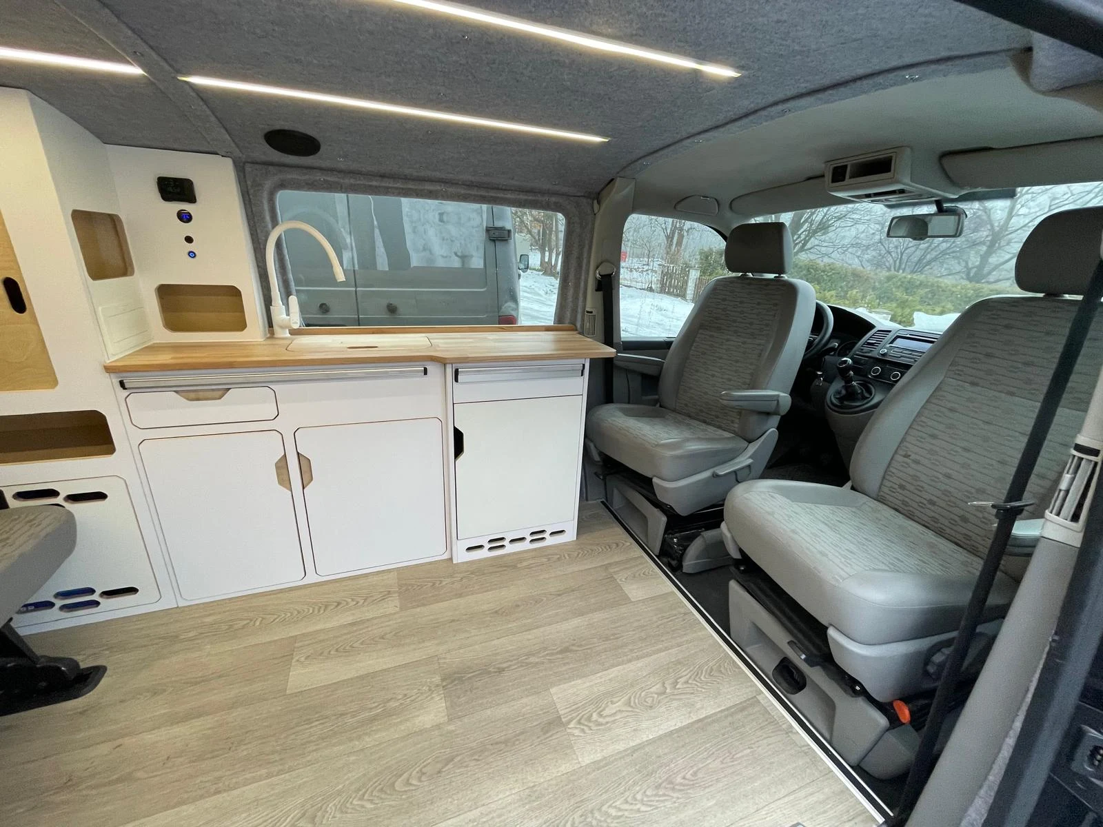 VW Transporter – weißer Innenraum — Ausbau-Foto 6