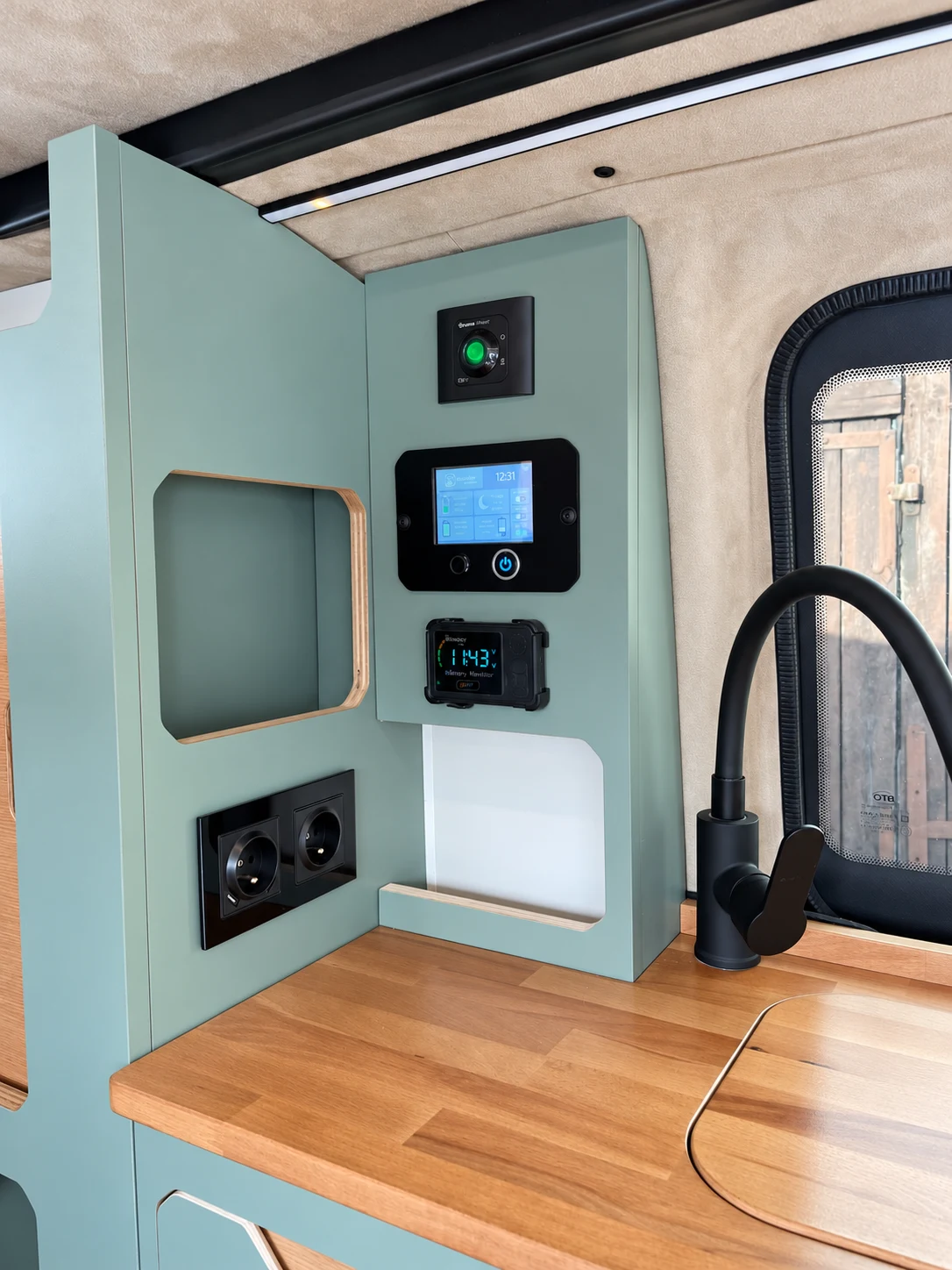 VW Transporter – mint interior — conversion photo 4