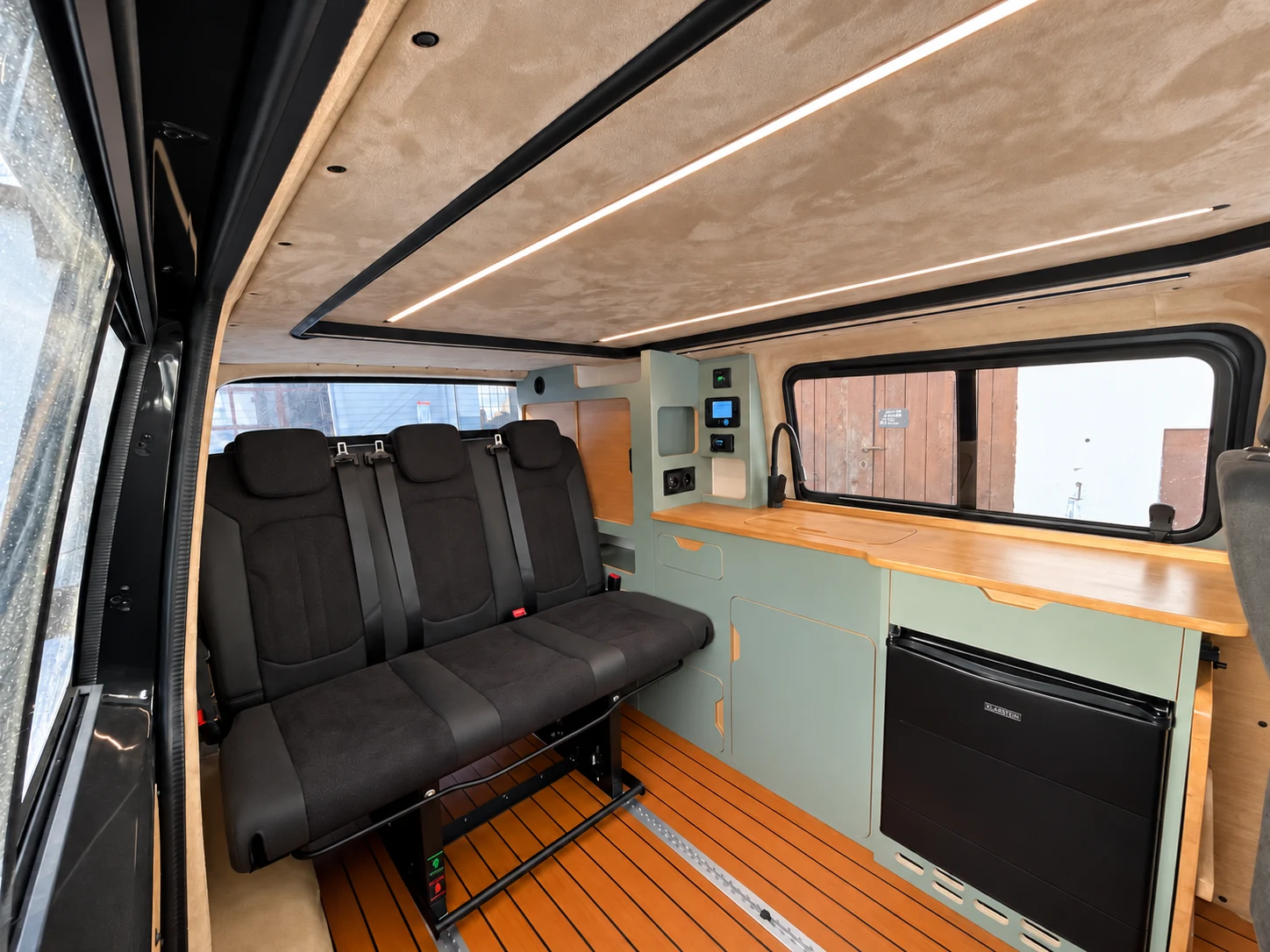 VW Transporter – mintgrüner Ausbau