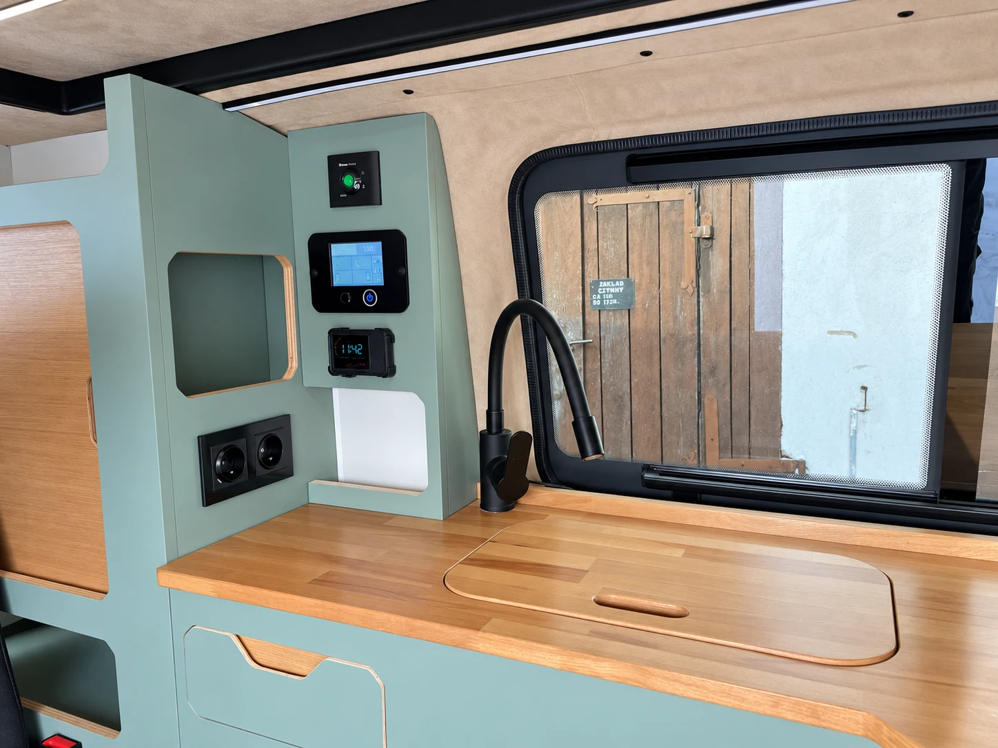 VW Transporter – mint interior — conversion photo 3
