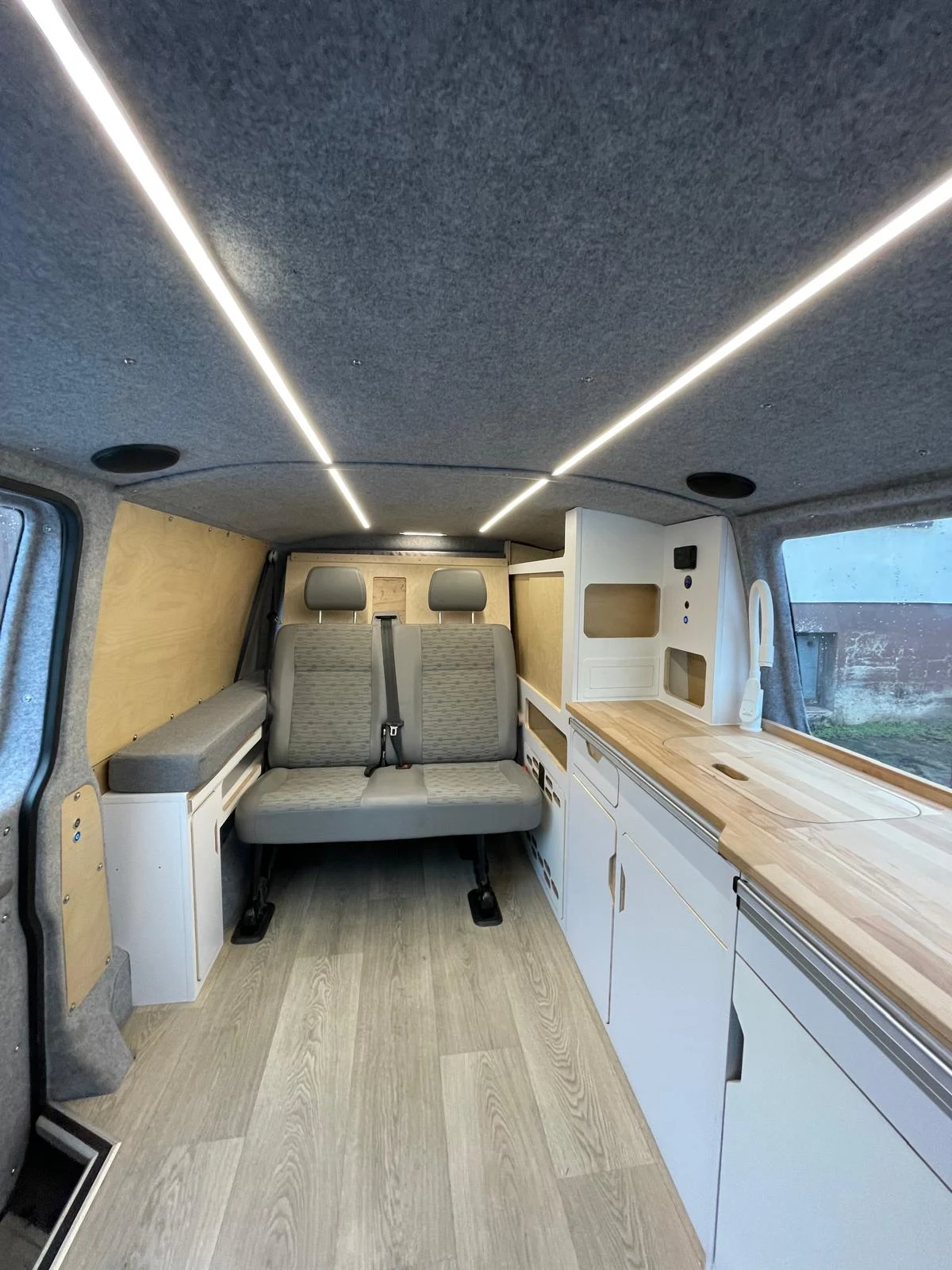 VW Transporter – weißer Innenraum — Ausbau-Foto 7