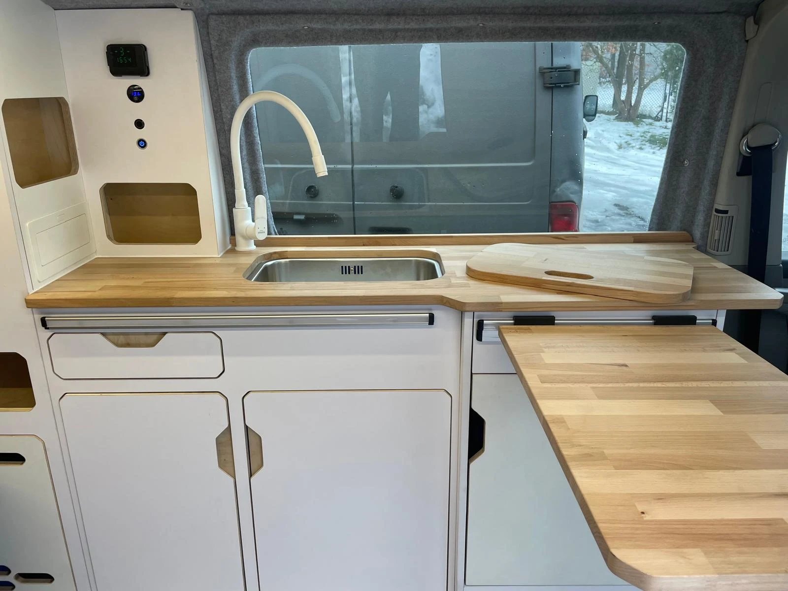 VW Transporter – weißer Innenraum — Ausbau-Foto 5
