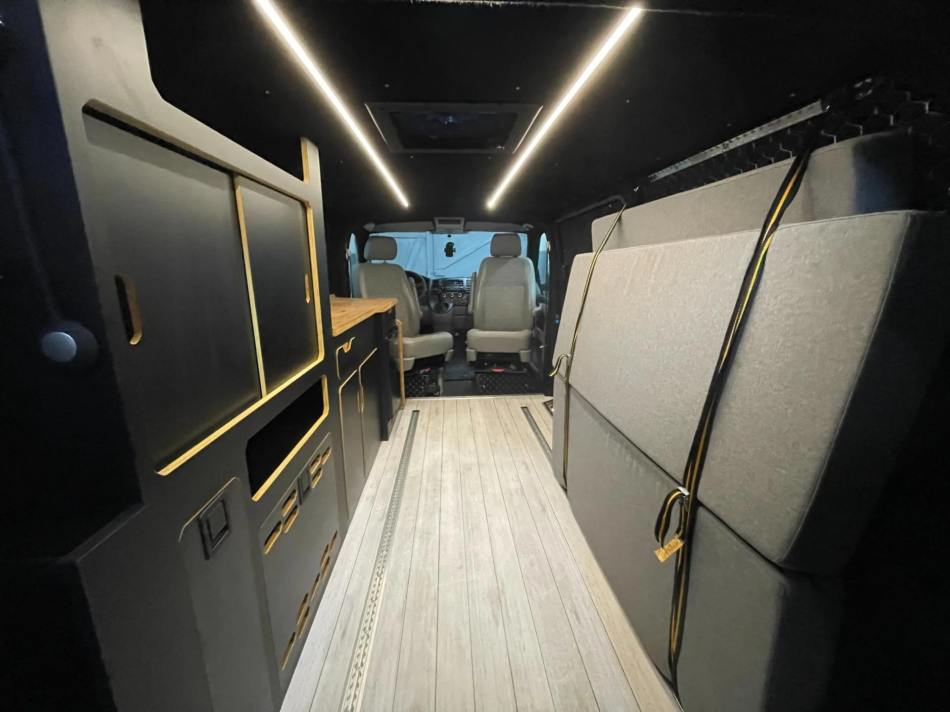 VW Transporter T5 SWB — Ausbau-Foto 4