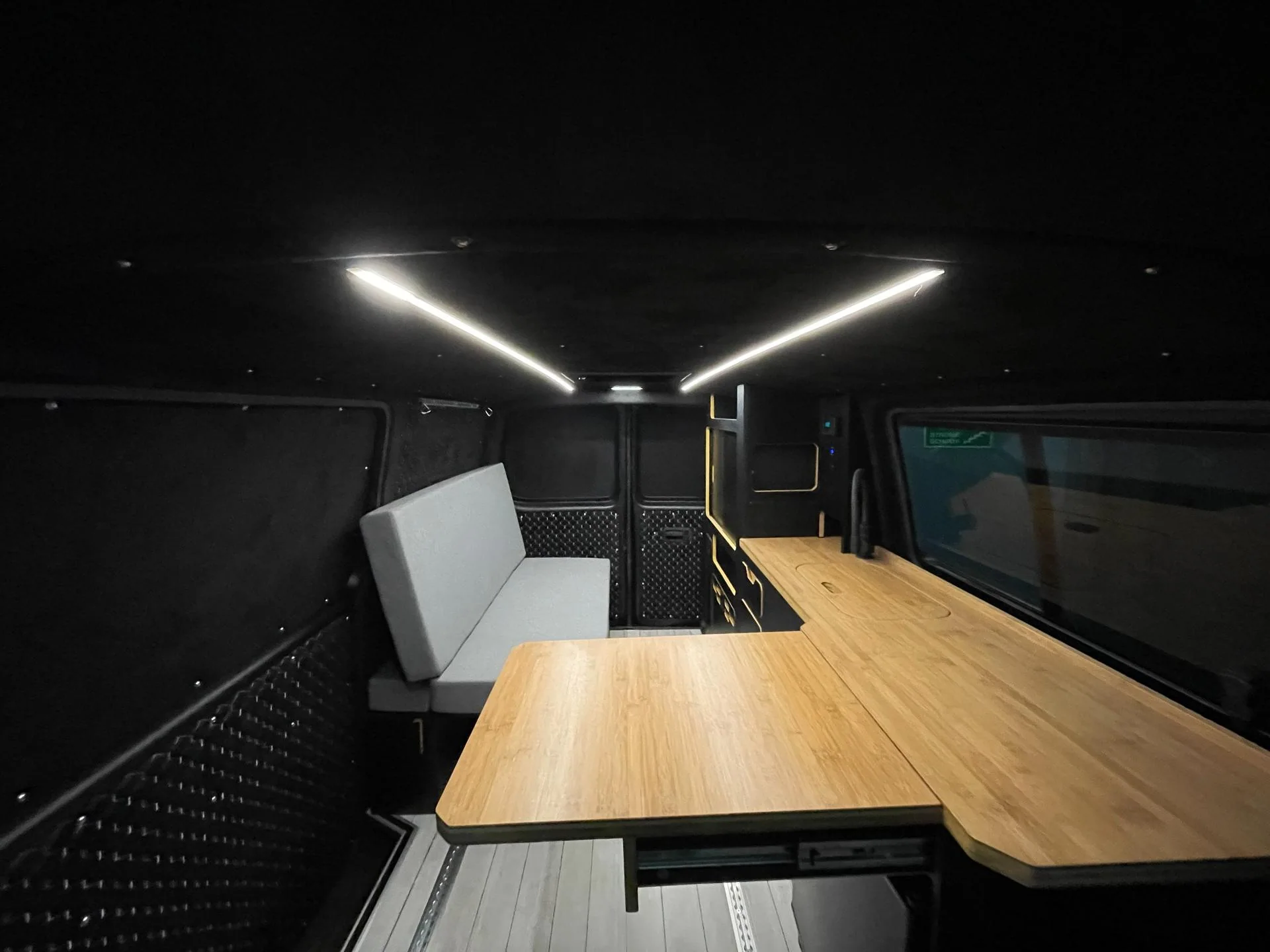 VW Transporter T5 SWB — Ausbau-Foto 6