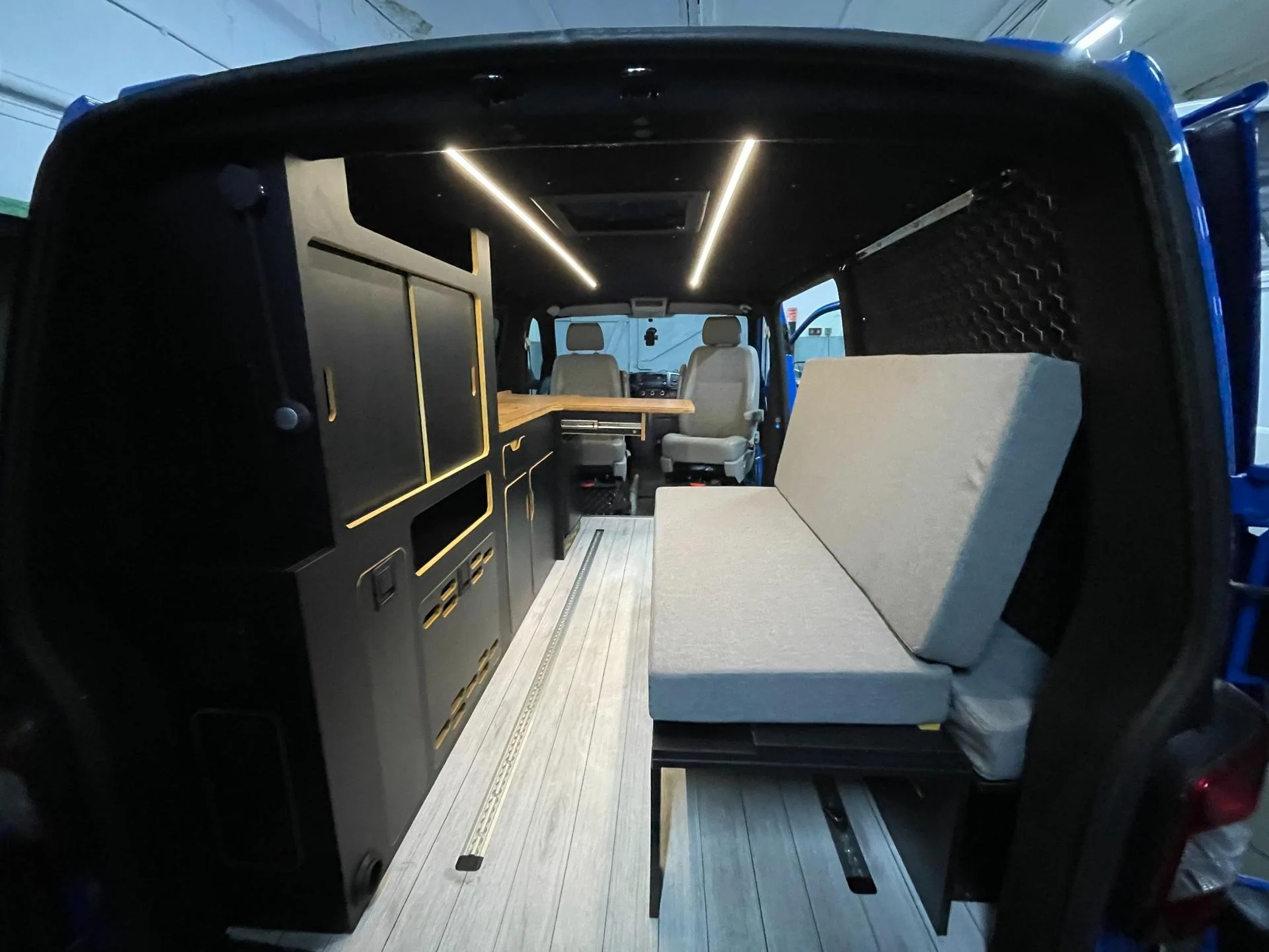 VW Transporter T5 SWB — Ausbau-Foto 2