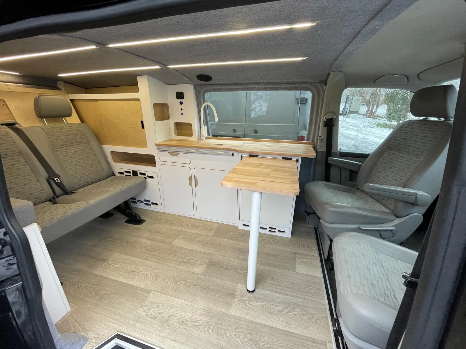 VW Transporter – weißer Innenraum — Ausbau-Foto 2
