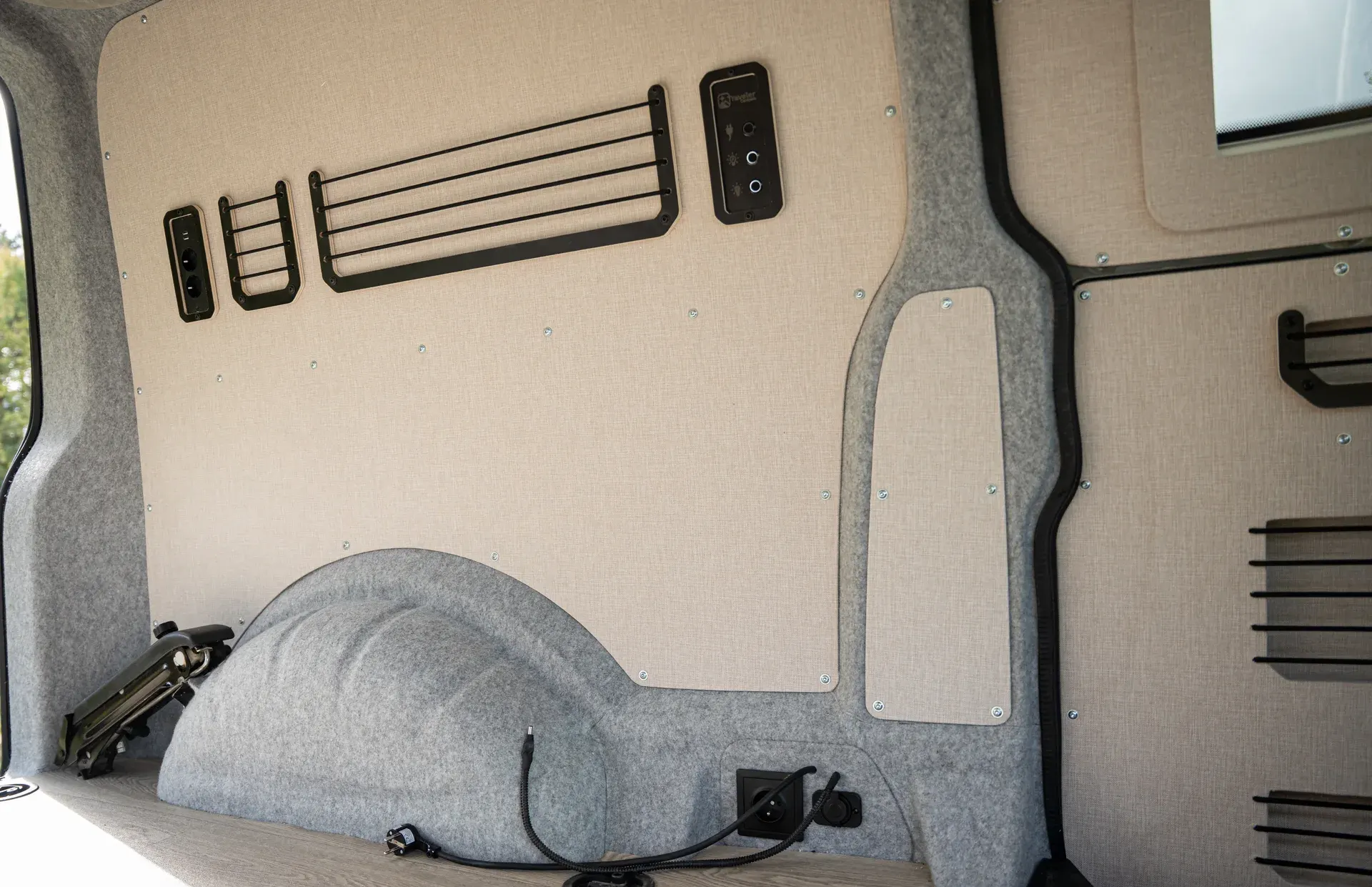 Felt on wheel arch and pillar with woven wall panels